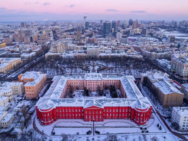 2. Platz: Eine Luftaufnahme des Roten Universitätsgebäudes bei Sonnenuntergang in Kiew. Fotografiert von Ryzhkov Oleksandr.