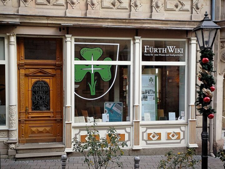 Ein Blick auf die Fenster vom FürthWiki-Laden.