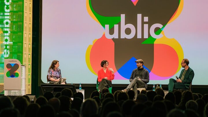 Franziska Heine (2.v.l.) diskutiert mit Geraldine de Bastion (l.) und Marc-Uwe Kling (2.v.r.) sowie Markus Beckedahl (r.) im Panel mit dem Titel: Save Social – Wie bekommen wir ein besseres Netz