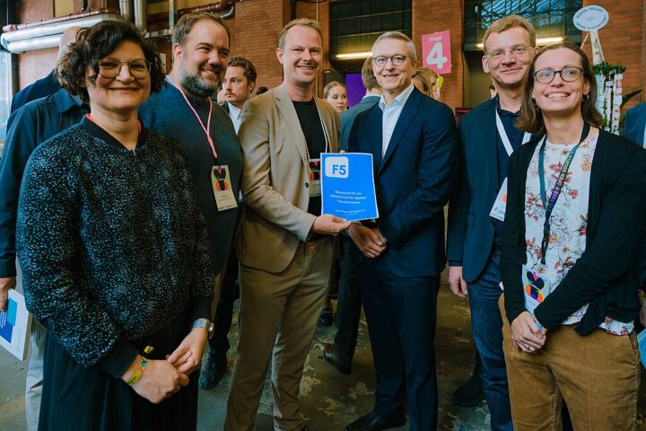 Gruppenfoto auf er Republica 2025. Er ist der erste seiner Art in Deutschland: Der Bundesminister für Digitalisierung und Staatsmodernisierung Dr. Karsten Wildberger (3.v.r.) nach dem Gespräch mit (v.l.) Wikimedia-Geschäftsführerin Franziska Heine, Malte Spitz und Kai Dittmann von der Gesellschaft für Freiheitsrechte, Matthias Spielkamp von AlgorithmWatch und Henriette Litta, die die Open Knowledge Foundation Deutschland leitet.