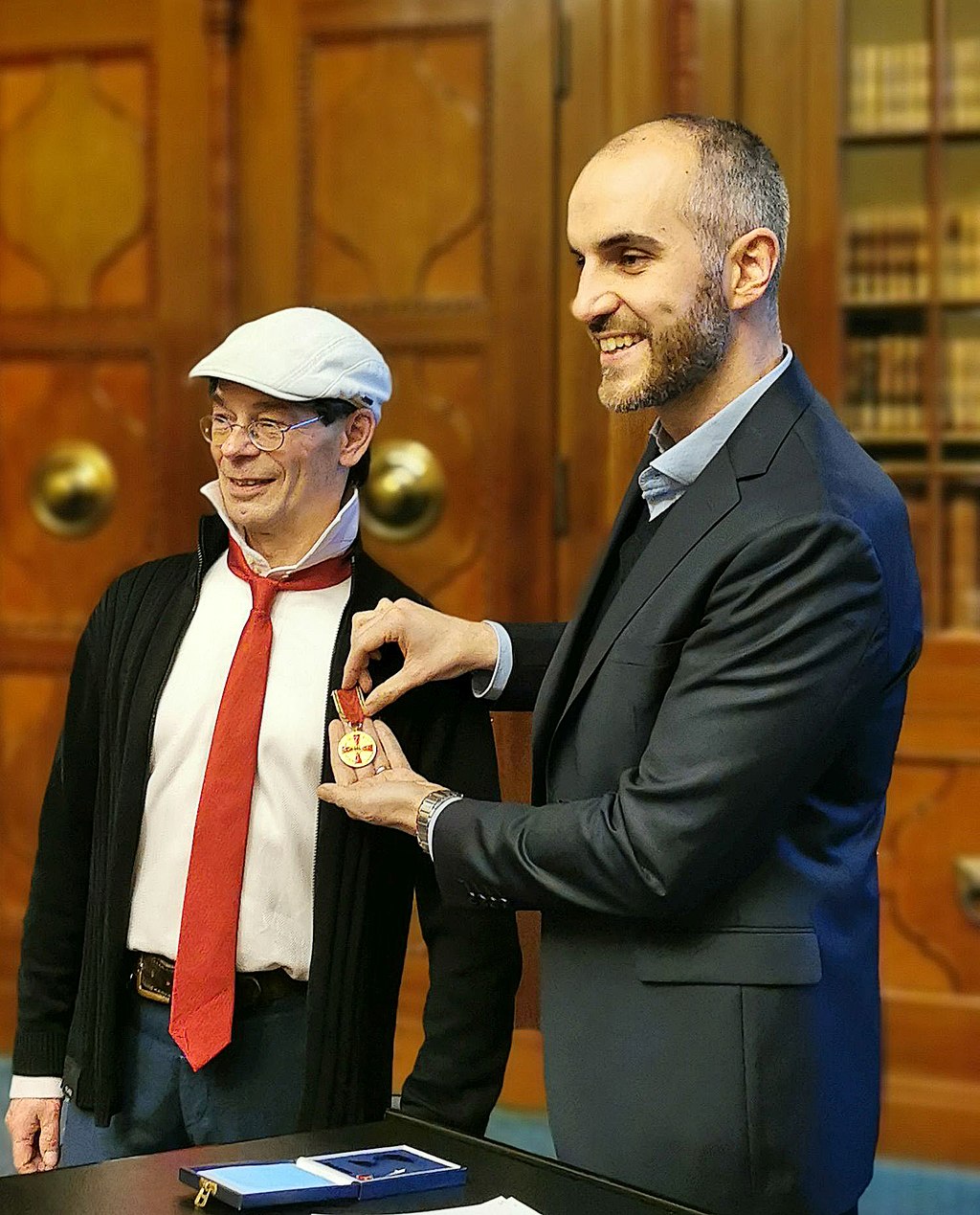 Belit Nejat Onay, Oberbürgermeister der niedersächsischen Landeshauptstadt Hannover, verleiht dem Wikipedianer Bernd Schwabe das Bundesverdienstkreuz, genauer die Verdienstmedaille des Verdienstordens.