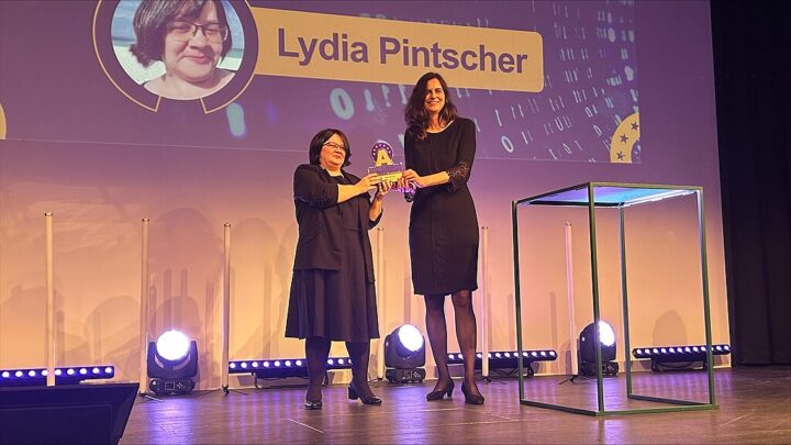 Lydia Pintscher erhält einen European Open Source Award 2025 in der Kategorie Advocacy & Awareness