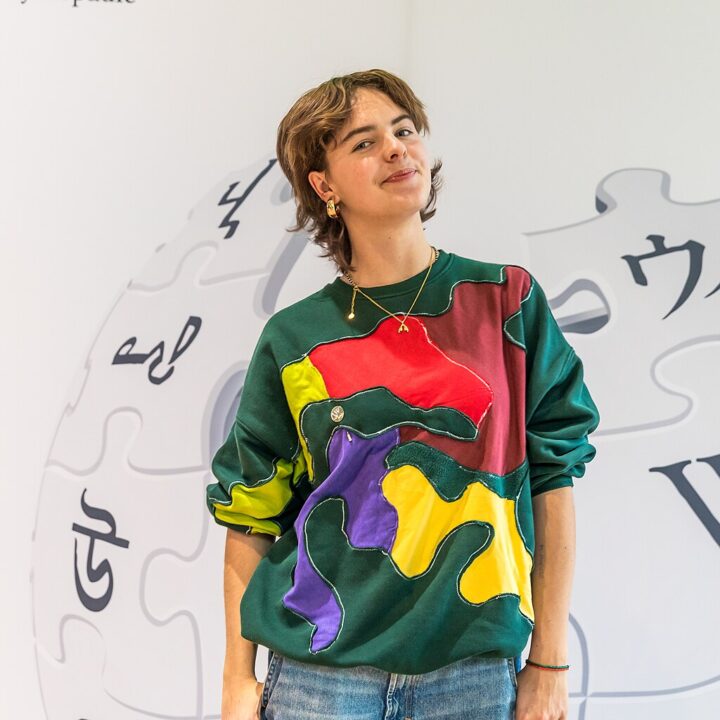 Maja in der Fotoecke der WikiCon 2025