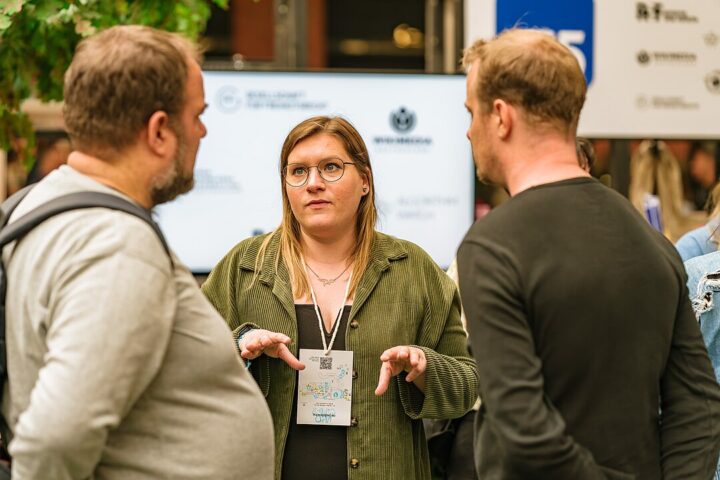 Die Digitalpolitikerin Anna Kassautzki (SPD), die sich für die Förderung eines Open Source Ökosystems einsetzt, im Gespräch mit Malte Spitz und Kai Dittmann von der Gesellschaft für Freiheitsrechte. Foto: Ekvidi, Republica24-F5-Dienstag-Stand-8, CC BY-SA 4.0