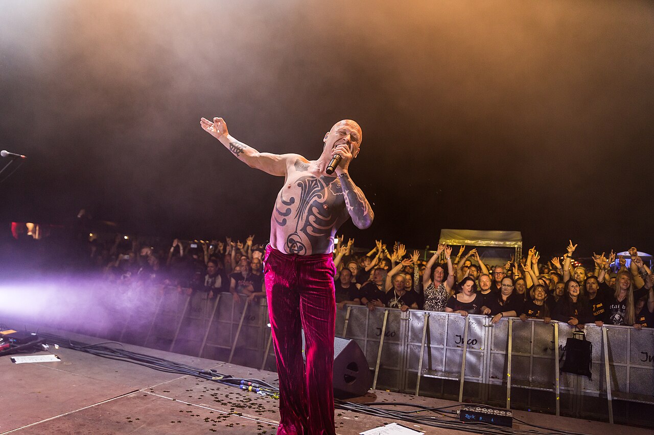 Die Rockband Knorkator auf dem Metal Frenzy Festival, der Sänger auf der Bühne stehend.