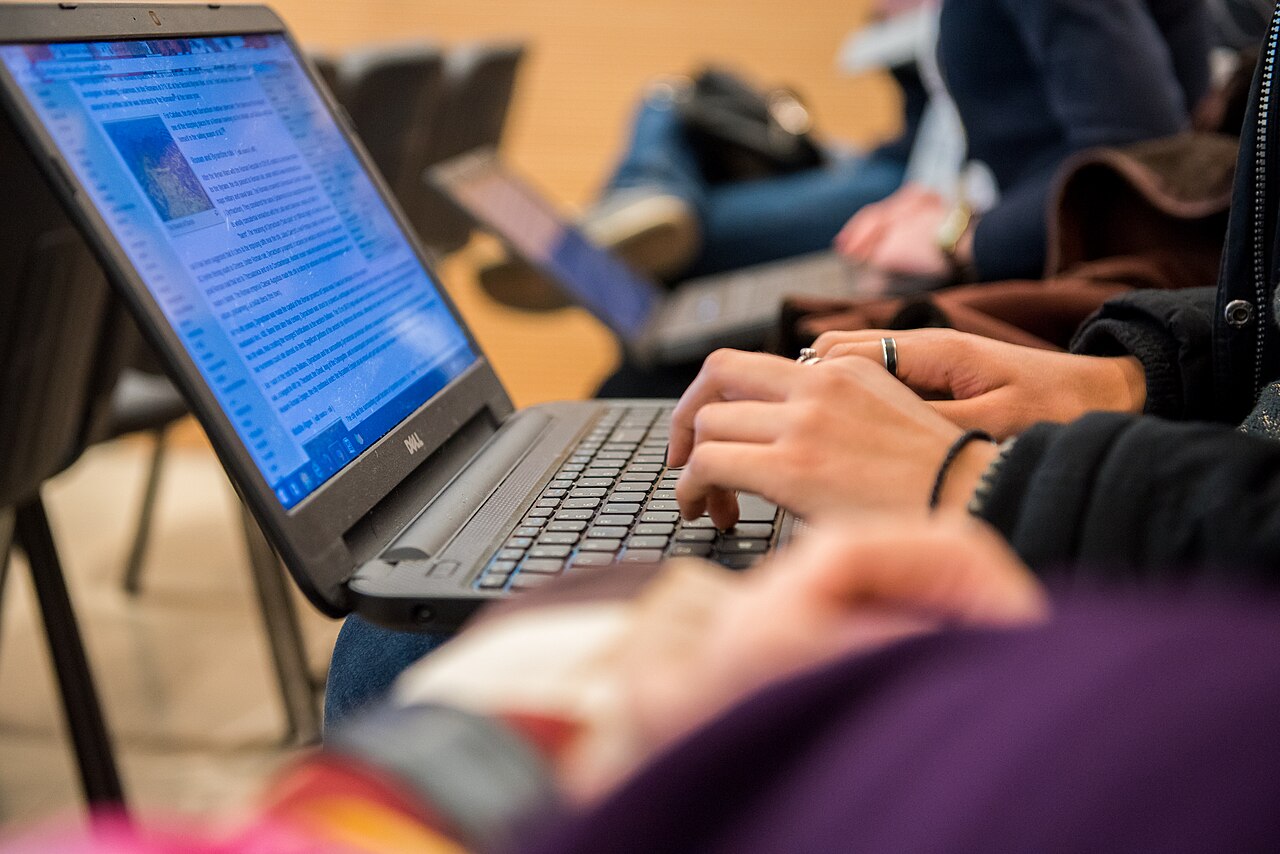 Laptop mit Wikipedia