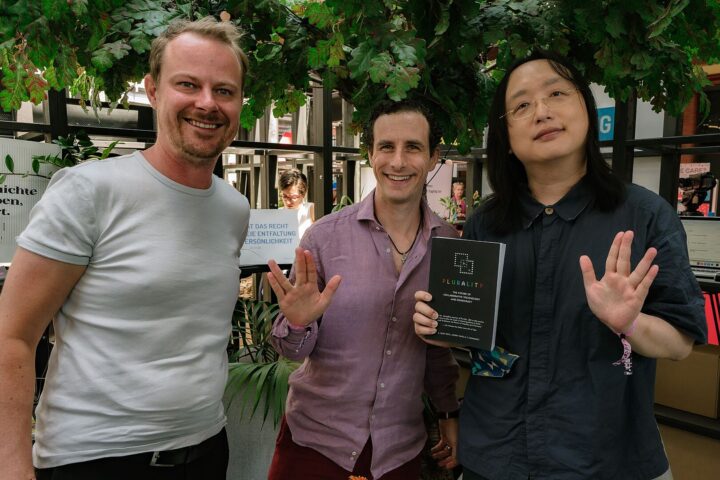 Die ehemalige Digitalministerin Taiwans und Hackerin Audrey Tang (r.) und Glen Weyl (Mitte), Ökonom und Forscher bei Microsoft Research, haben gemeinsam das Buch „Plurality: The Future of Collaborative Technology and Democracy“ geschrieben. Zu diesem Thema haben die beiden mit Besucher*innen an unserem Stand diskutiertFoto: Lilli Iliev (WMDE), Kai Dittmann, Glen Weyl, Audrey Tang, republic 2024, Bündnis F5, CC0 1.0 .