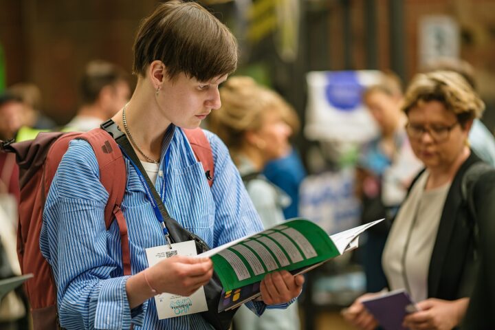 Alle Partnerorganisationen des Bündnis F5 haben verschiedene Publikationen mitgebracht, in denen sie über ihre Arbeit informieren. – wie das Forderungspapier zur Förderung des digitalen Ehrenamts von Wikimedia Deutschland. Außerdem gab es natürlich Sticker, Jutebeutel und andere Kleinigkeiten am gemeinsamen Stand. Foto: Ekvidi, Republica24-F5-Dienstag-Stand-13, CC BY-SA 4.0