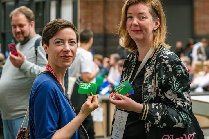 Besonders beliebt war der Sticker mit der Aufschrift „Wikipedia - das erklärt einiges.