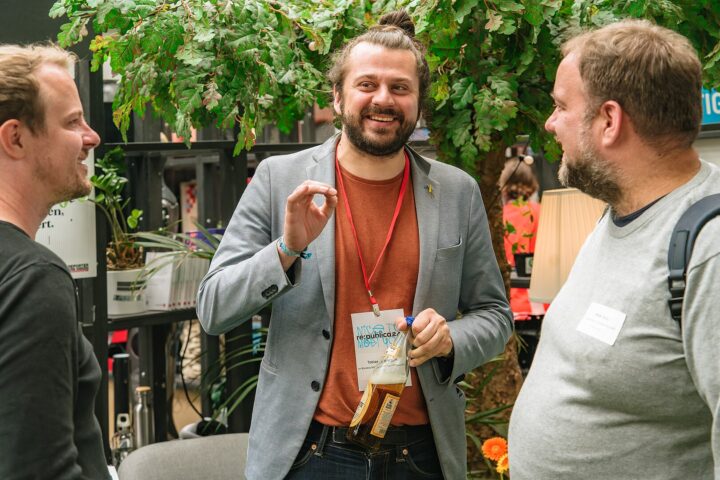 Ebenso gut gelaunt wie seine Parteikollegin: Tobias Bacherle, Bundestagsabgeordneter und Mitglied im Digitalausschuss des Bundestages, zu Besuch am Stand. Foto: Ekvidi, Republica24-F5-Dienstag-Stand-22, CC BY-SA 4.0