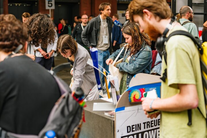 Weil die zahlreichen Sticker („Wikipedia, das erklärt einiges“ oder „Knowledge ist human“) und Publikationen bei vielen Besucher*innen auf Interesse stießen … Foto: Ekvidi, Republica24-F5-Mittwoch-Stand-2, CC BY-SA 4.0