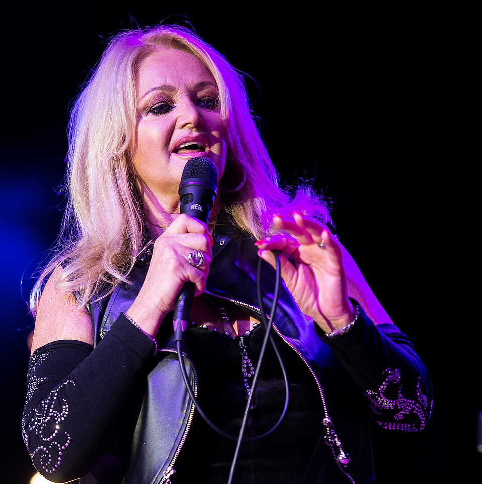 Bonnie Tyler singt.