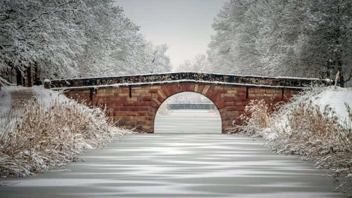 Foto der Gugelhammer Bogenbrücke am Main-Donau-Kanal an einem verschneiten Tag.