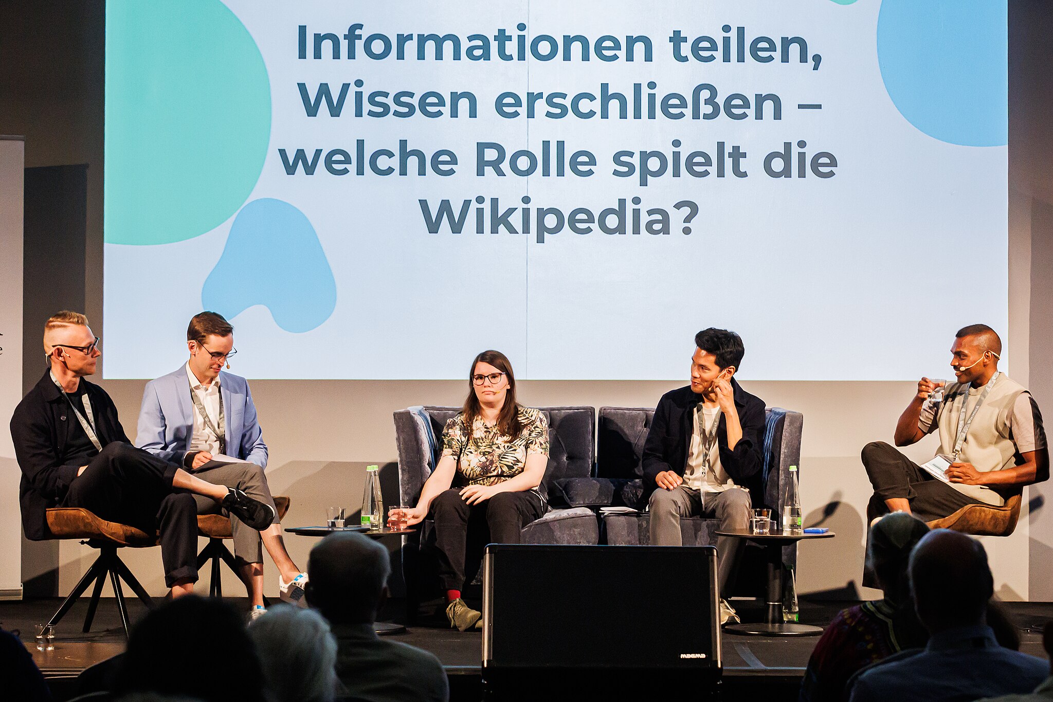 Das Podium „Informationen teilen, Wissen erschließen – welche Rolle spielt die Wikipedia?“ mit (von links nach rechts) Christian Pentzold, Bernd Fiedler, CaroFraTyskland, Chris Tedjasukmana und Sinthujan Varatharajah.