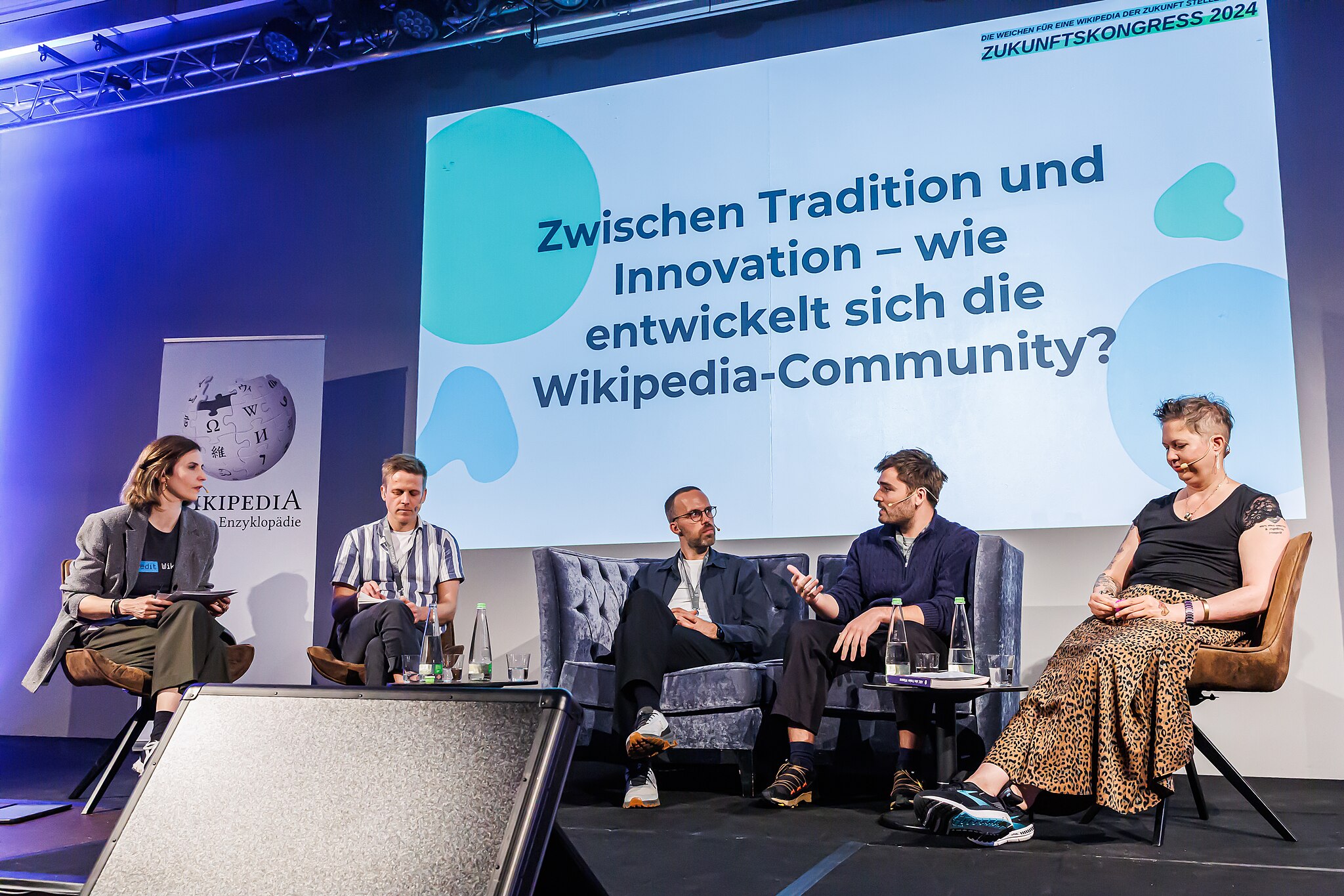 Das Podium „Zwischen Tradition und Innovation – wie entwickelt sich die Wikipedia-Community?“ mit (von links nach rechts) Sonja Fischbauer, Martin Gerlach, Daniel Sigge, Jan Krewer und DomenikaBo.