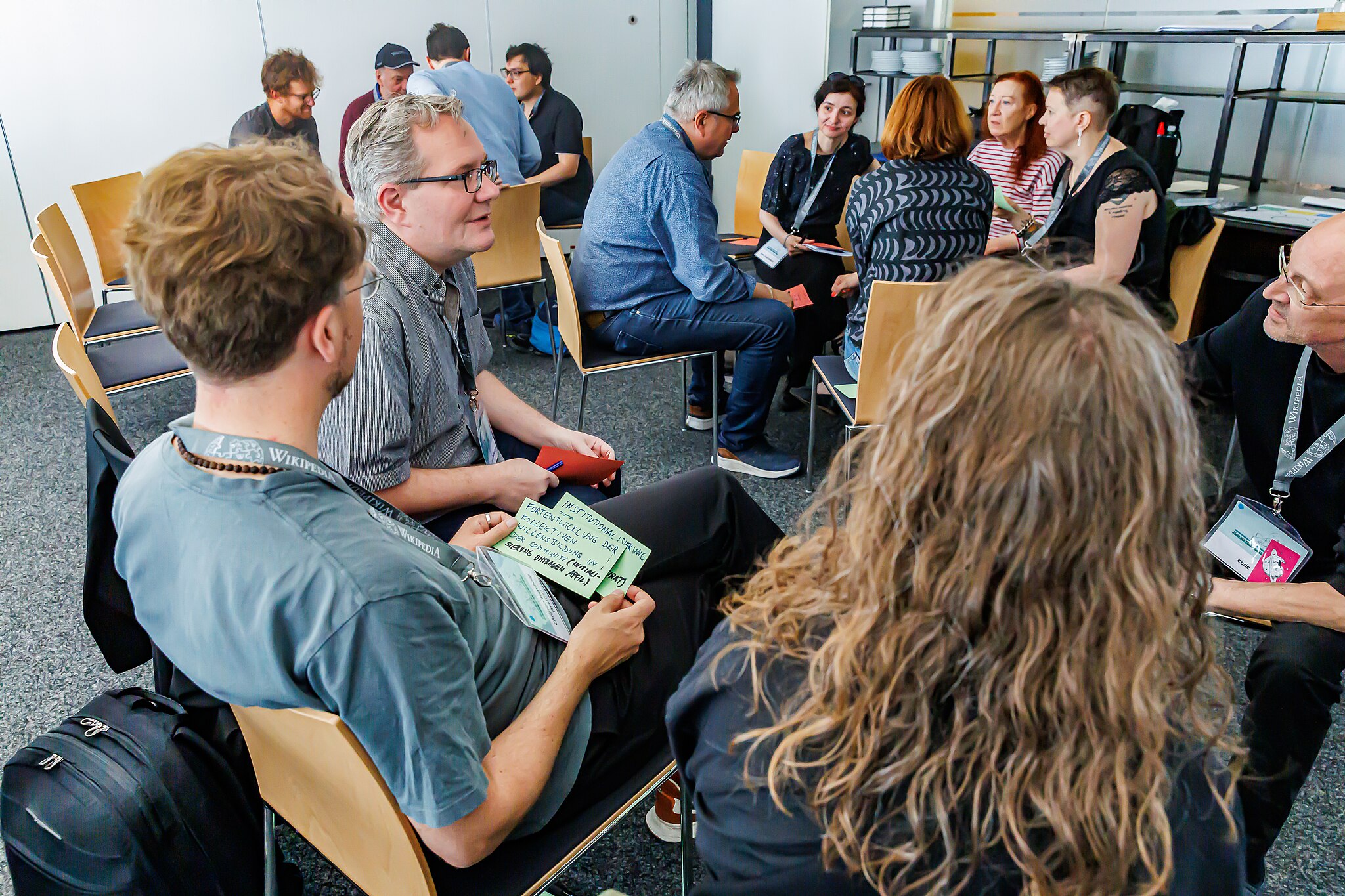 Teilnehmer*innen des Wikipedia-Zukunftskongress bei einem Workshop.