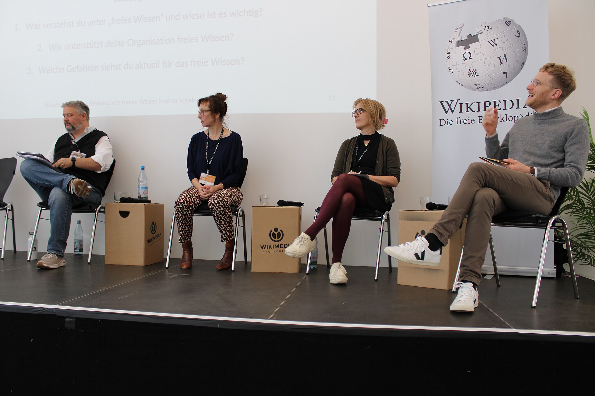 Während des Vortrages "Wissen ist Macht – Resilienz von freiem Wissen in einer kriselnden Welt". Zu sehen sind hier (v. l. n. r.): Thomas Laufersweiler vom ARD, Kirsten Bode vom ZDF, Friederike von Franqué und Lukas Mezger (Gnom).