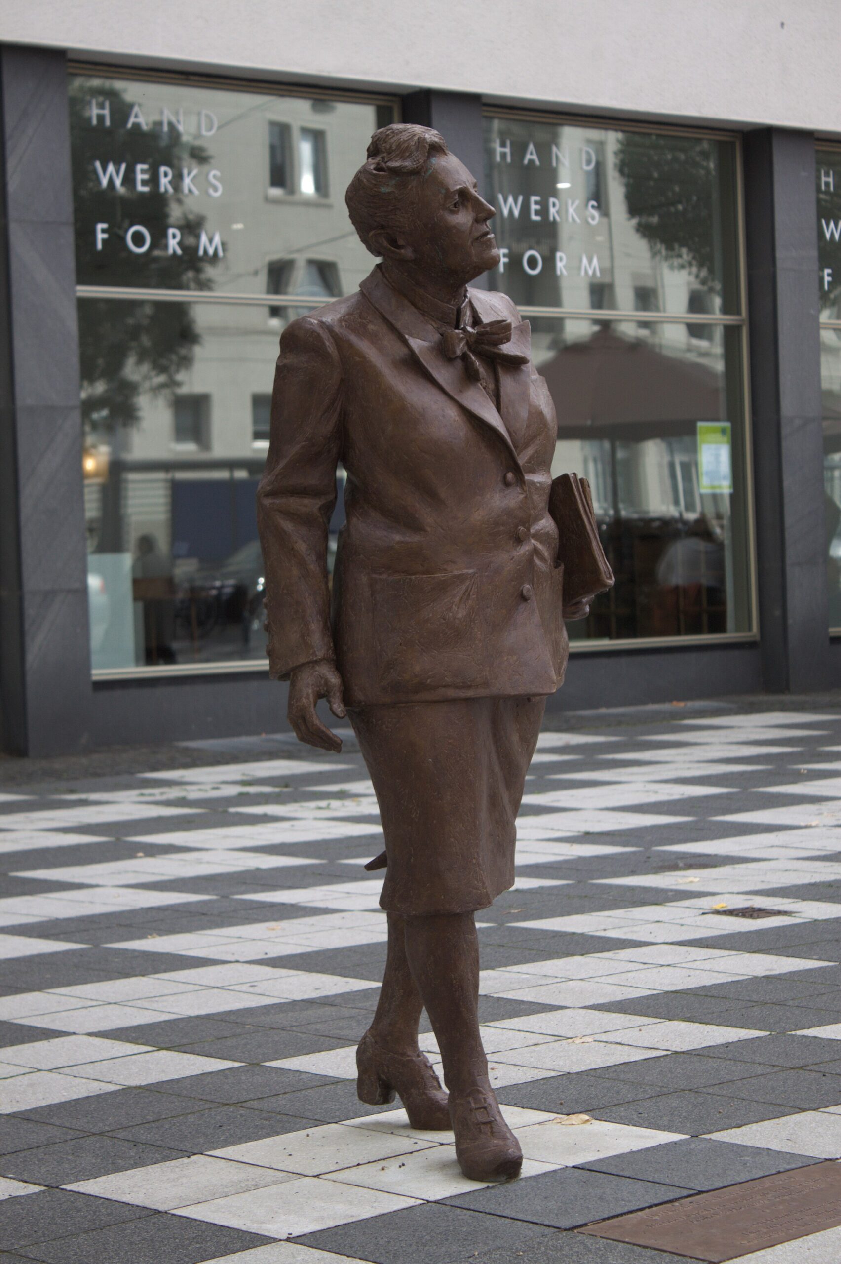 Ein Monument von Elisabeth Selbert in Kassel.