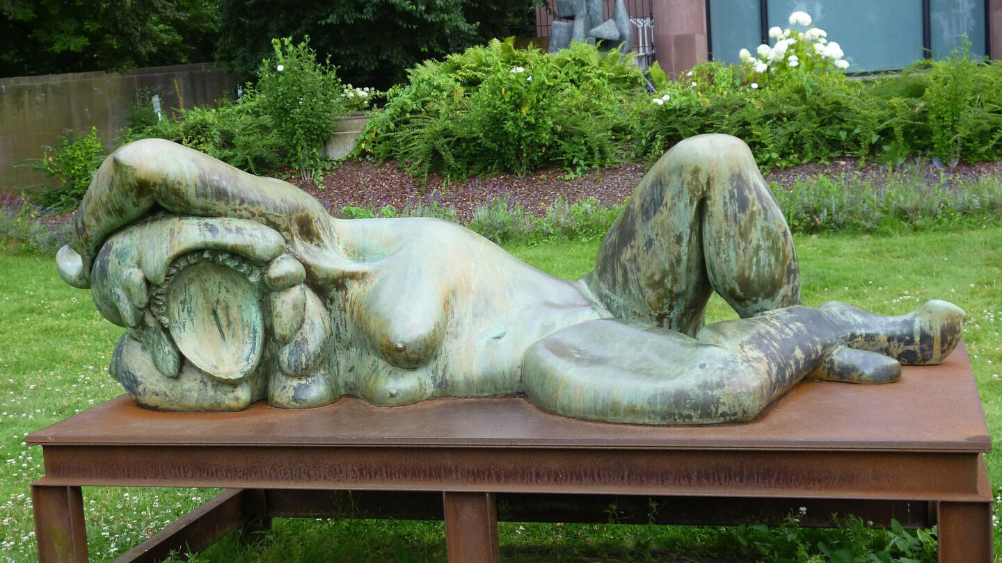 Die Skulptur „Frau“ von Thomas Schütte im Skulpturenpark der Kunsthalle Bielefeld.