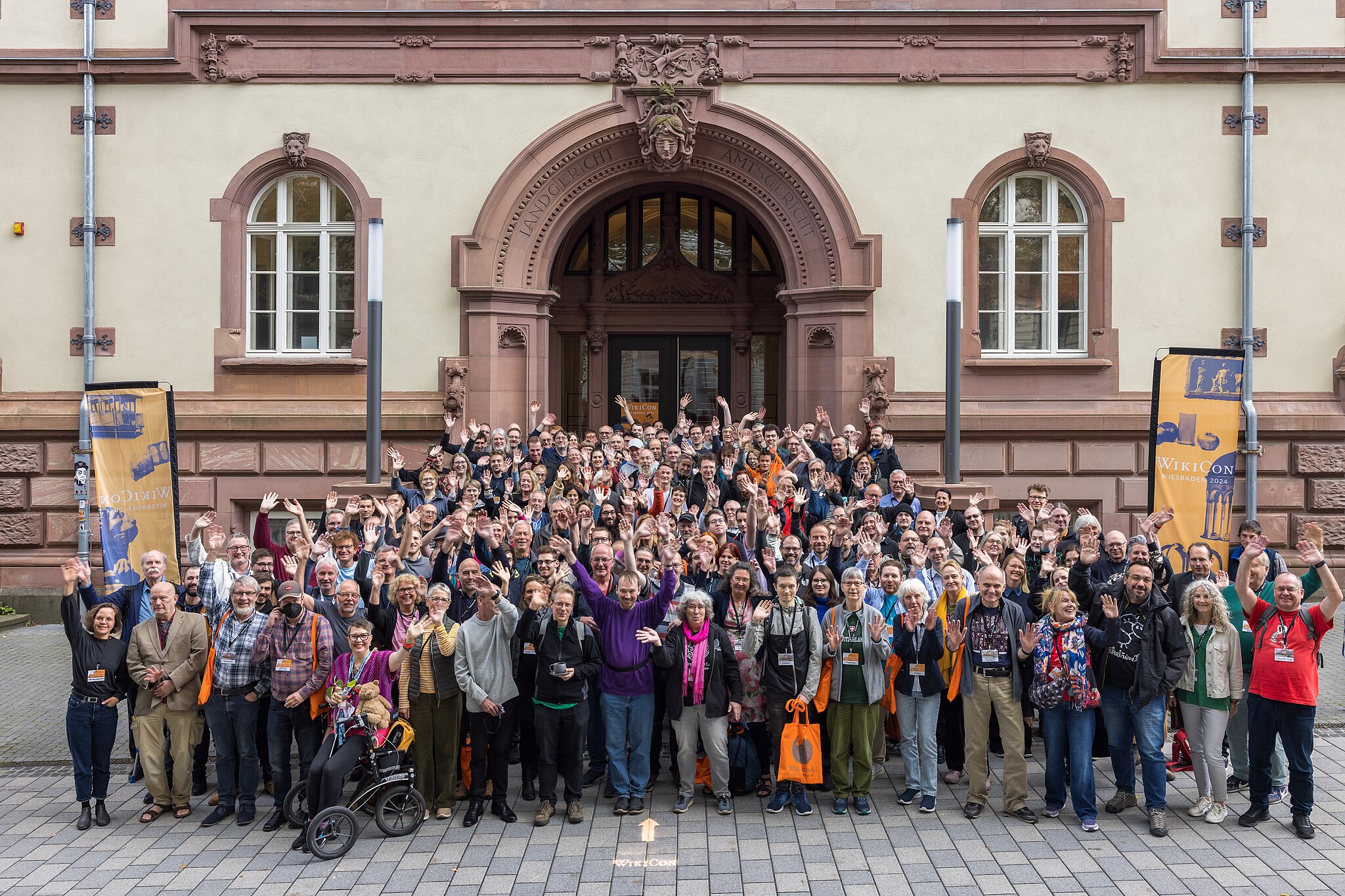 Ein Gruppenbild der WikiCon 2024 vor dem Alten Gericht in Wiesbaden.