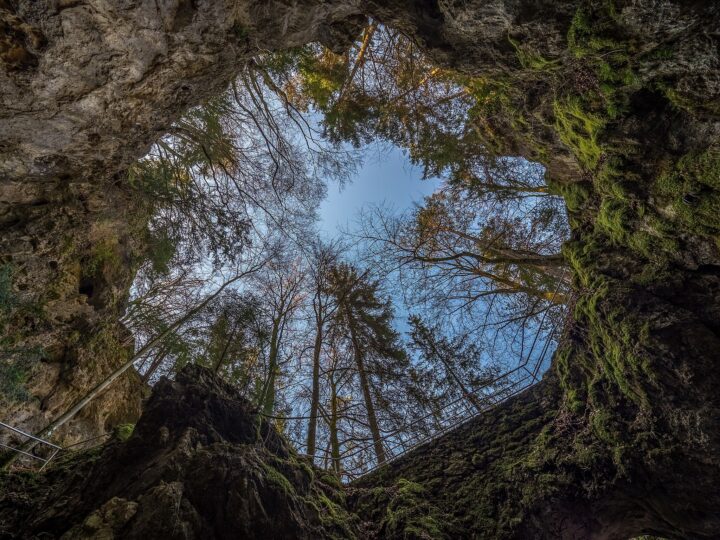 6. Platz: Ermell mit Riesenburg (Höhle) bei Doos. Blick senkrecht nach oben durch die eingestürzte Decke