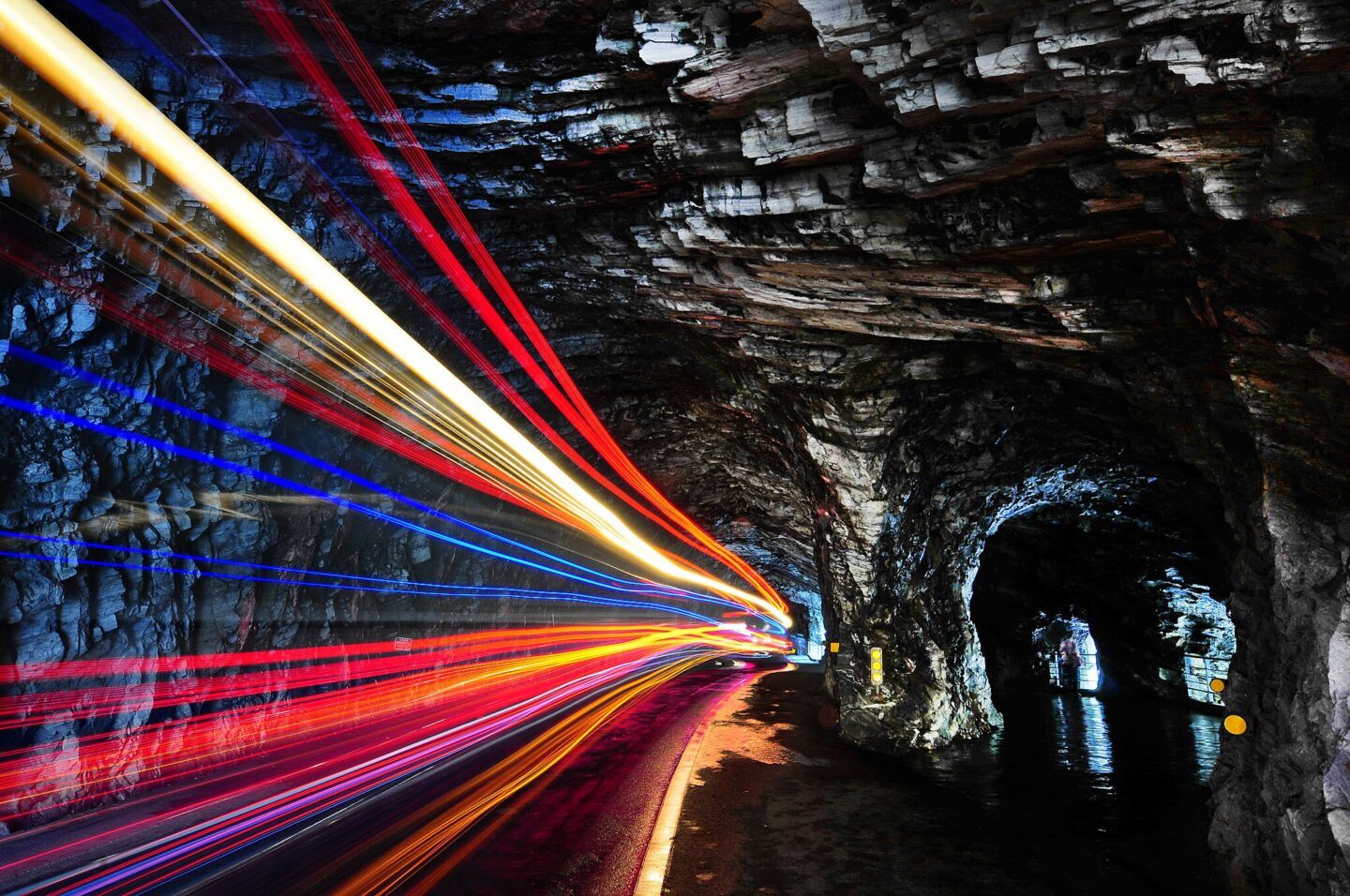 Ein Blick in eine Steinhöhle im Taroko National Park. Bunte Lichter ziehen sich durch die Höhle.