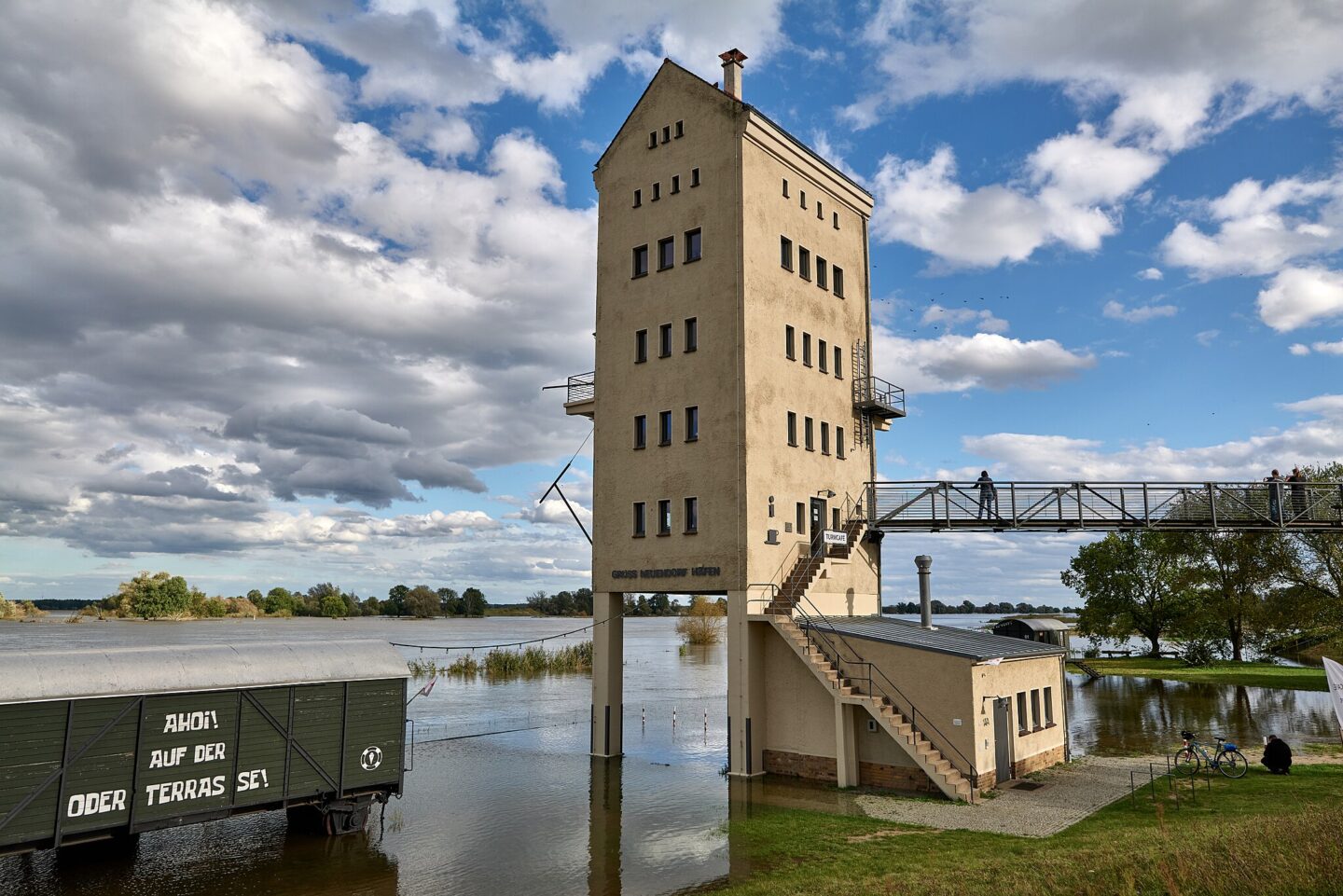 Verladeturm am Oderhafen in Groß Neuendorf während eines Hochwassers.