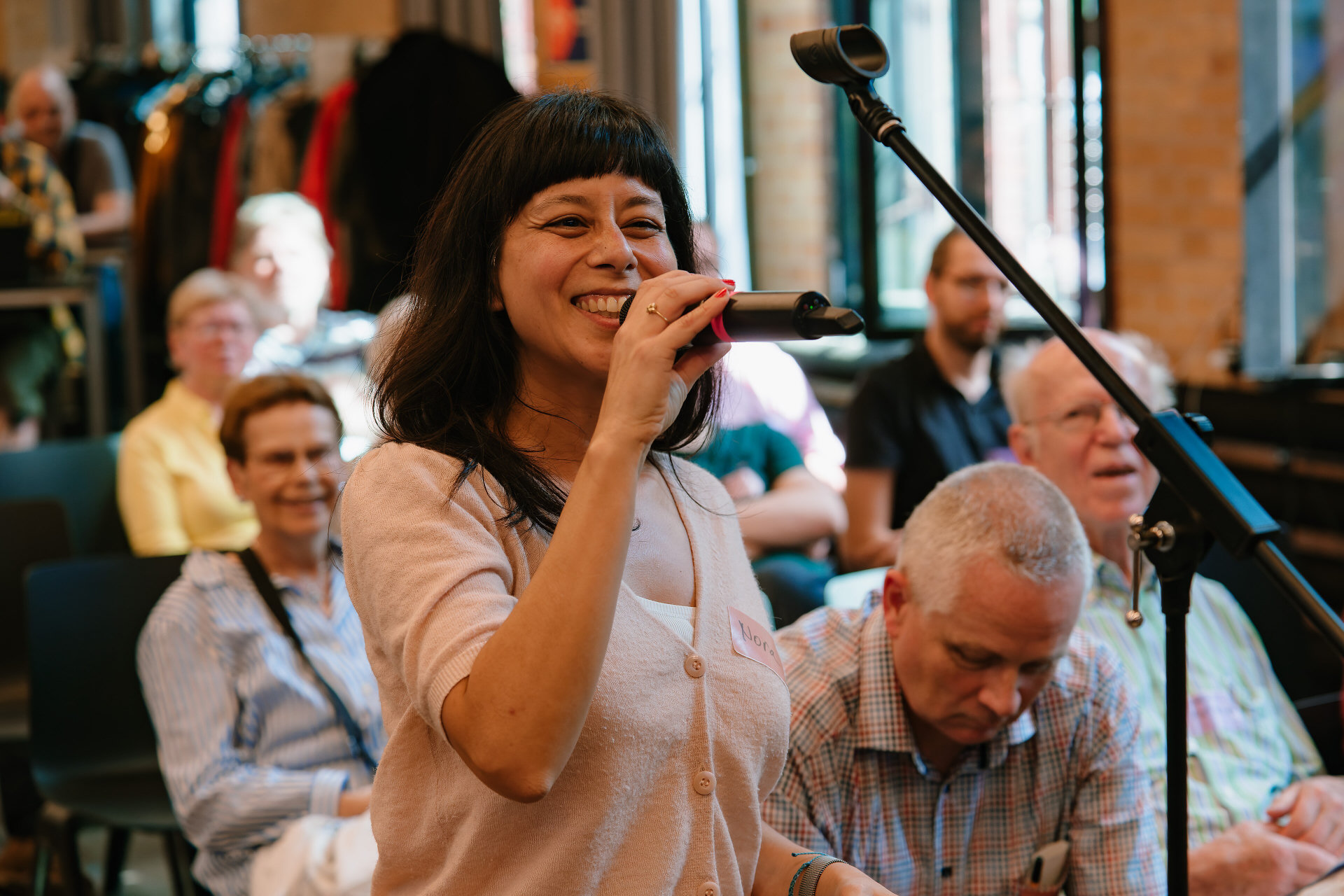 Nora bei der Mitgliederversammlung