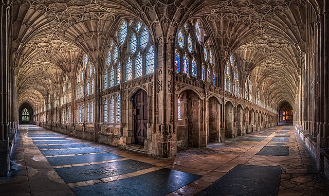 Christopher JT Cherrington (https://commons.wikimedia.org/wiki/File:The_Cloisters_at_Gloucester_Cathedral.jpg), https://creativecommons.org/licenses/by-sa/4.0/legalcode