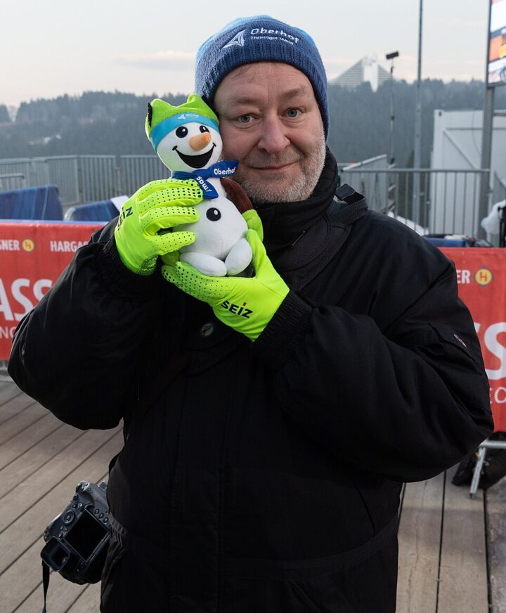Steffen Prödßdorf mit Maskottchen