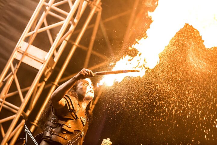 Bandmitglied von Abbath beim Feuerspucken