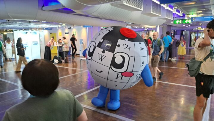 Wikipedia-Maskottchen "Baby Globe" auf der Wikimania
