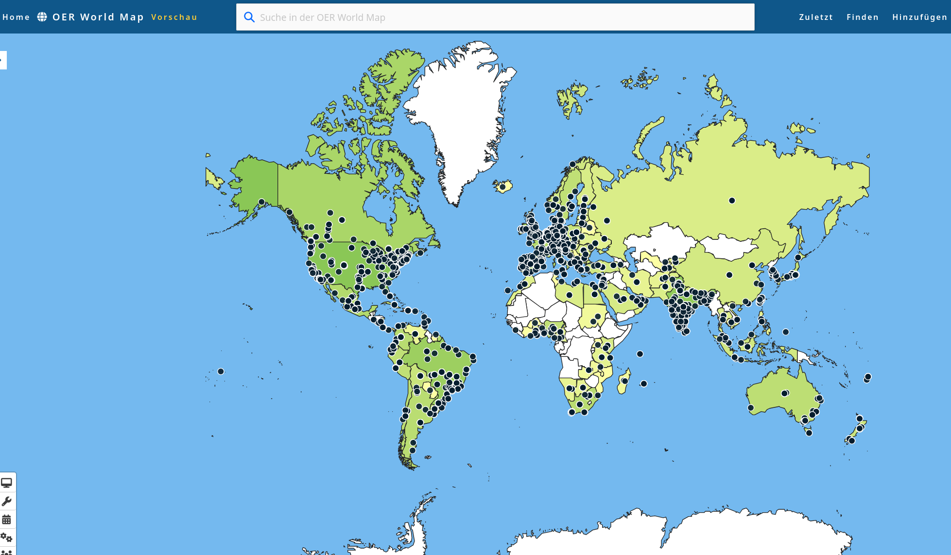 Ein Screenshot, der die OER World Map zeigt, über die man Projekte, Materialien, Menschen, Institutionen oder Policys zum Thema offene Bildung bzw. Open Education finden kann. ZU sehen ist auf blauem Hintergrund der Umriss aller Kontinente und mit schwarzen Punkten sind mögliche Suchergebnisse markiert.