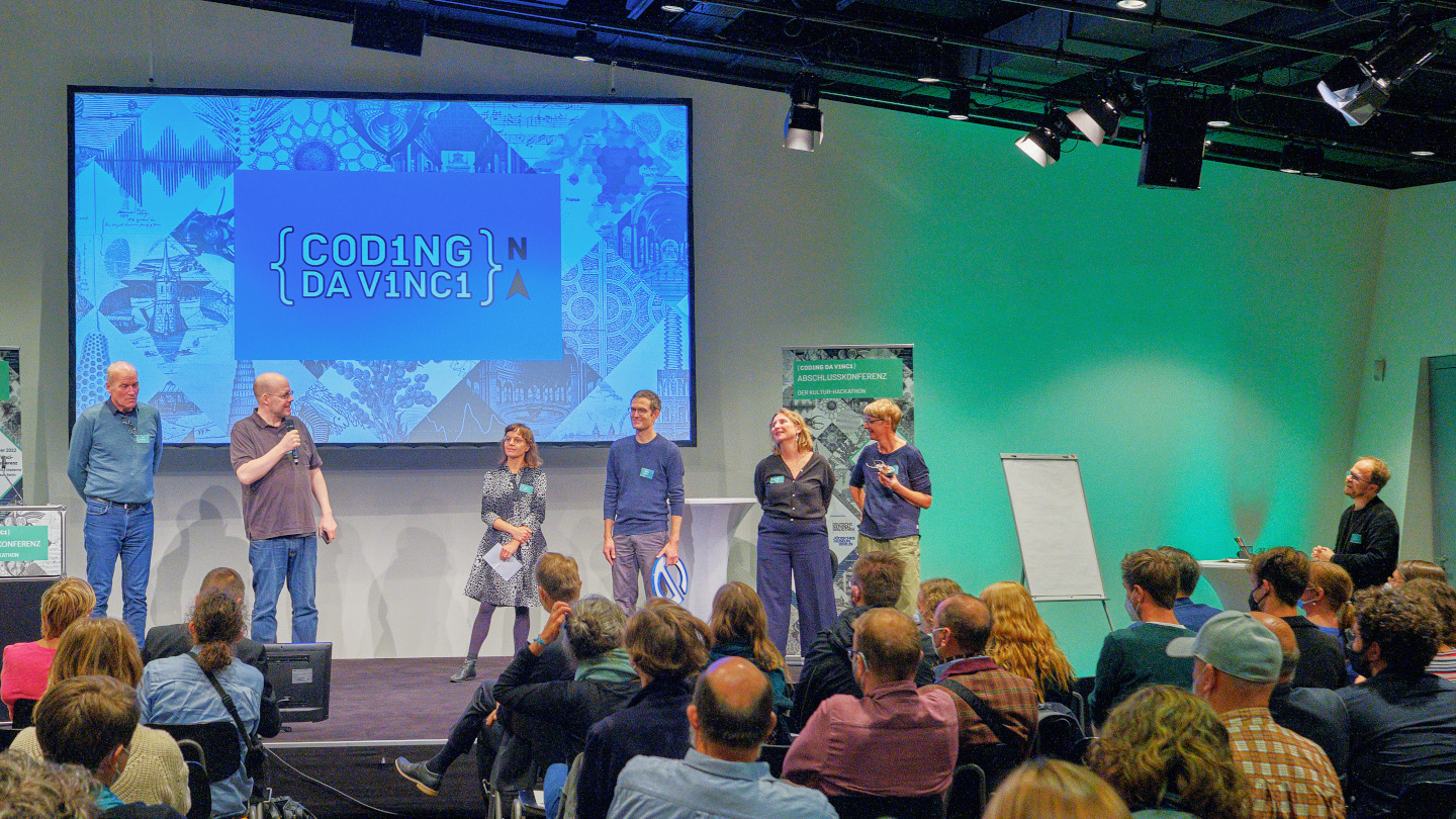 Coding da Vince Abschlusskonferenz in Berlin: Auftakt mit verschiedenen Redner*innen auf der Bühne