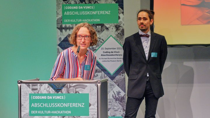 Anne Mühlich und Gerd Müller, die Gründer*innen von Digitalwarenkombinat, bei der Coding-da-Vinci-Abschlusskonferenz