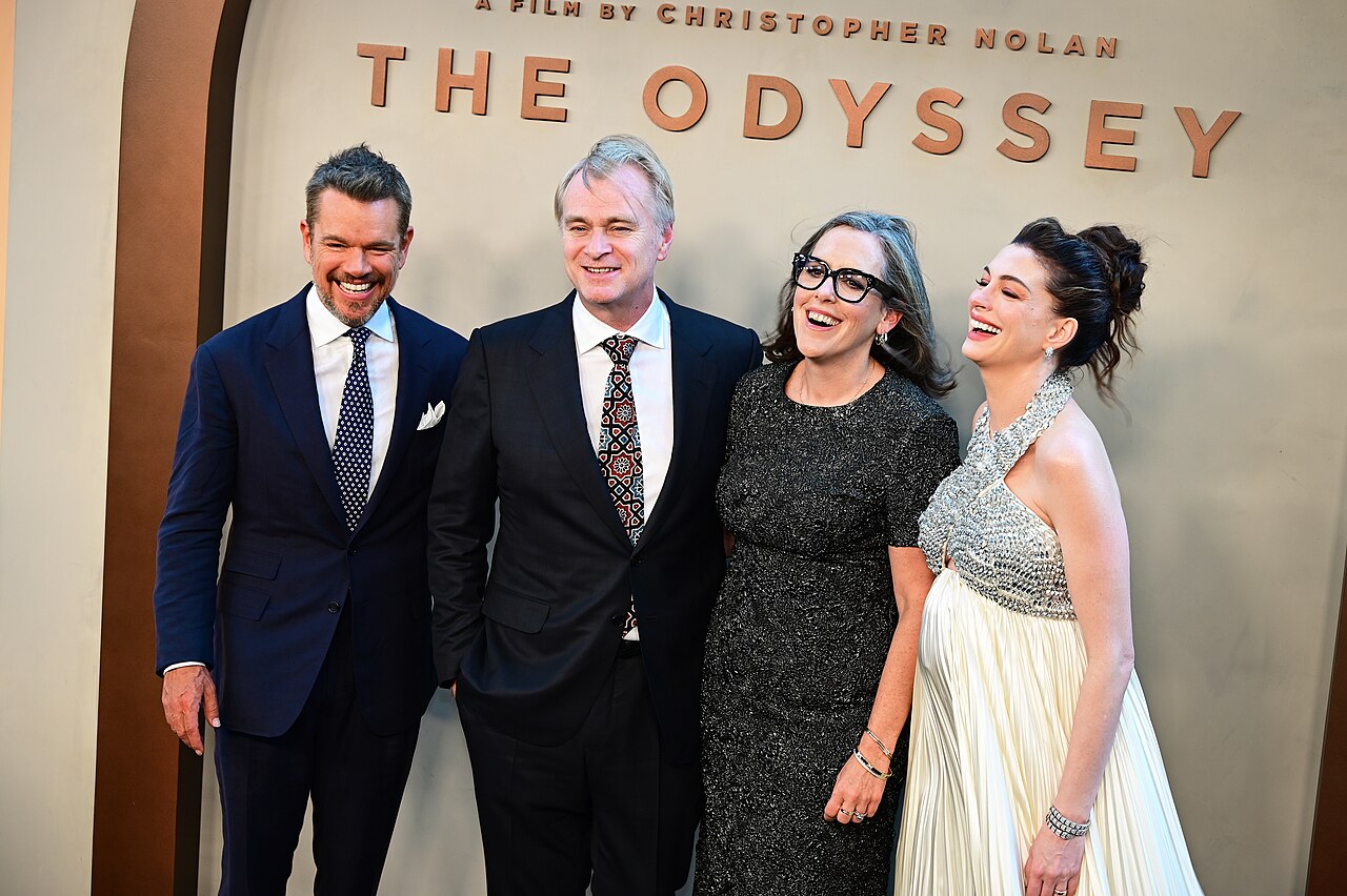 Matt Damon, Christopher Nolan, Emma Thomas und Anne Hathaway vor einer Fotowand mit dem Schriftzug "THE ODYSSEY".