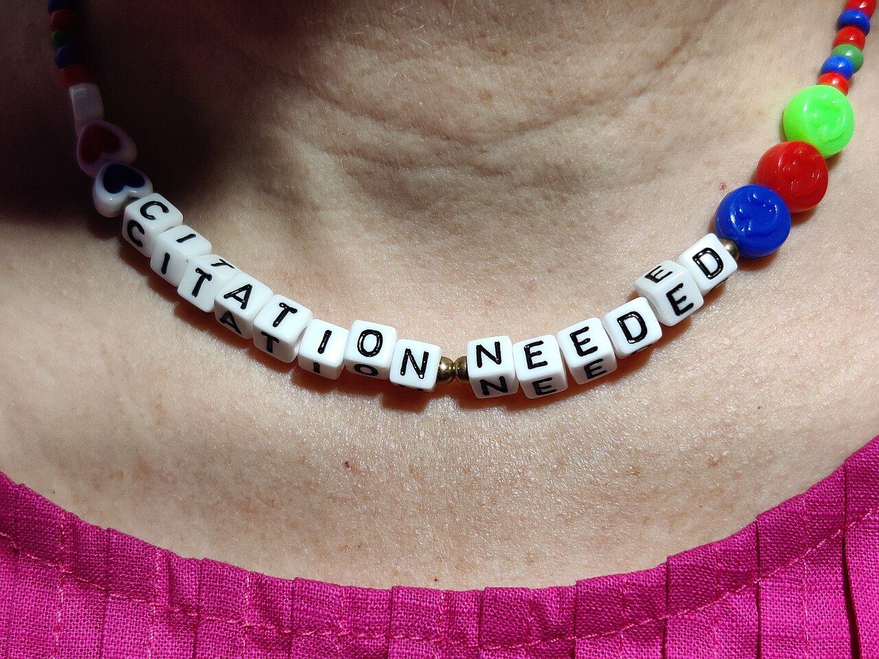 Eine Halskette mit den Wörtern: "Citation Needed".
