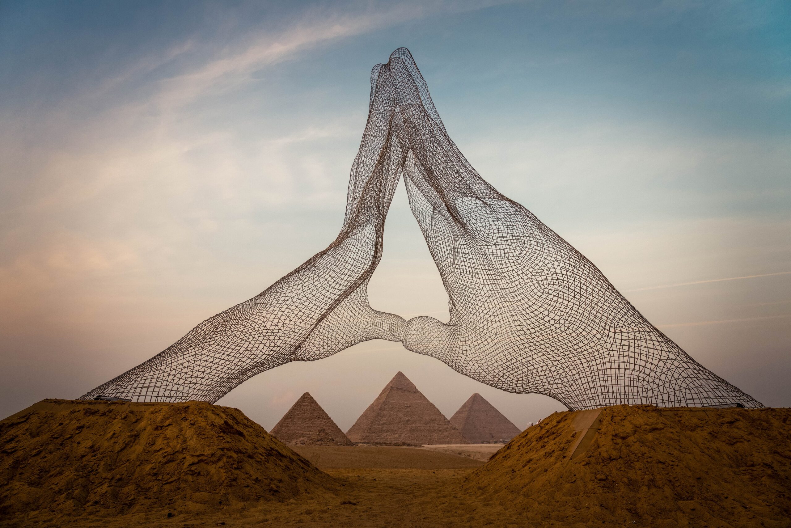 Die Pyramiden von Gizeh, gesehen durch die Installation „Together“ von Lorenzo Quinn während der Ausstellung „Forever is Now“.
