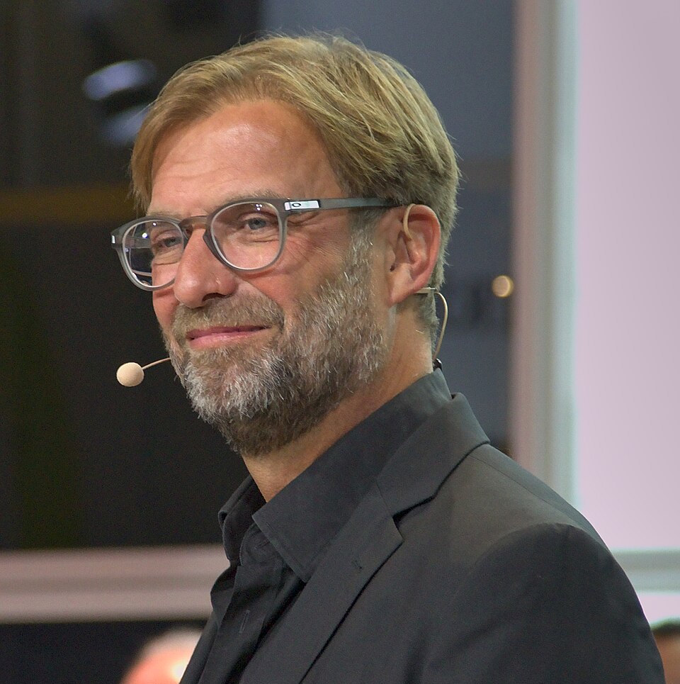 Jürgen Klopp im schwarzen Anzug.
