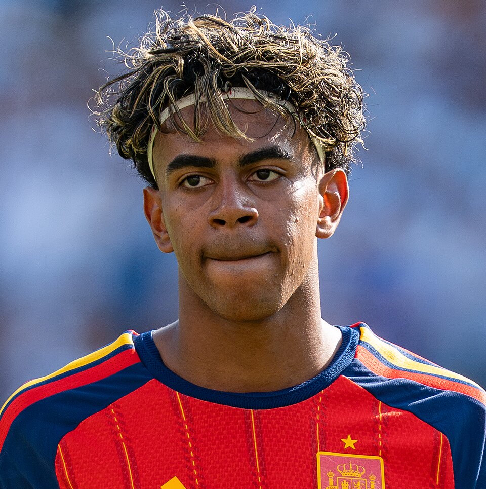 Lamine Yamal in einem roten Trikot.
