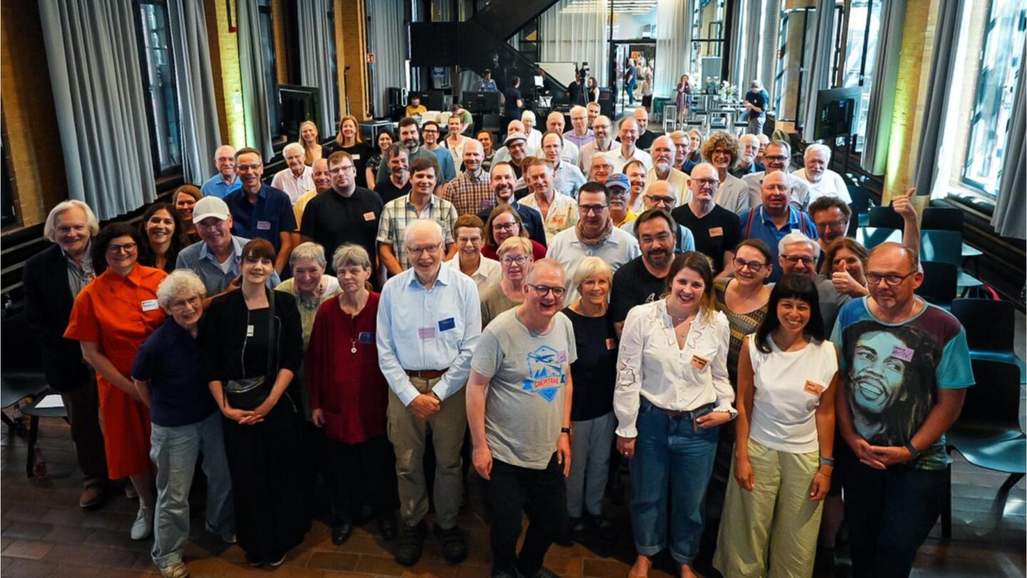 Gruppenfoto von der Mitgliederversammlung 2025 in Berlin