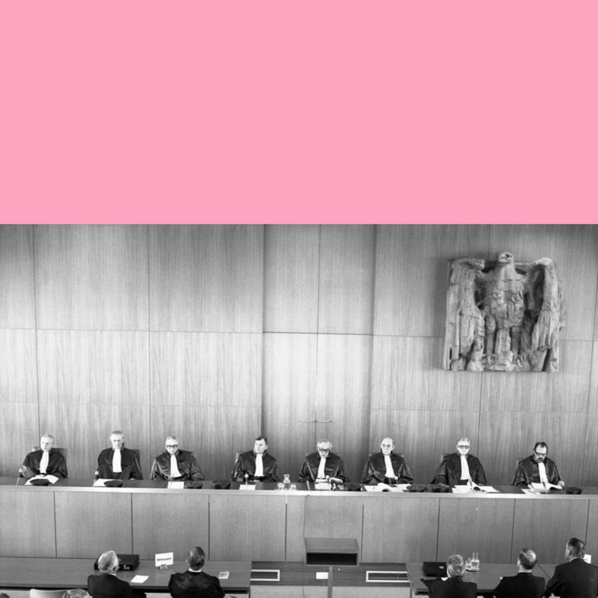 Das Bild zeigt eine Urteilsverkündung bei Gericht