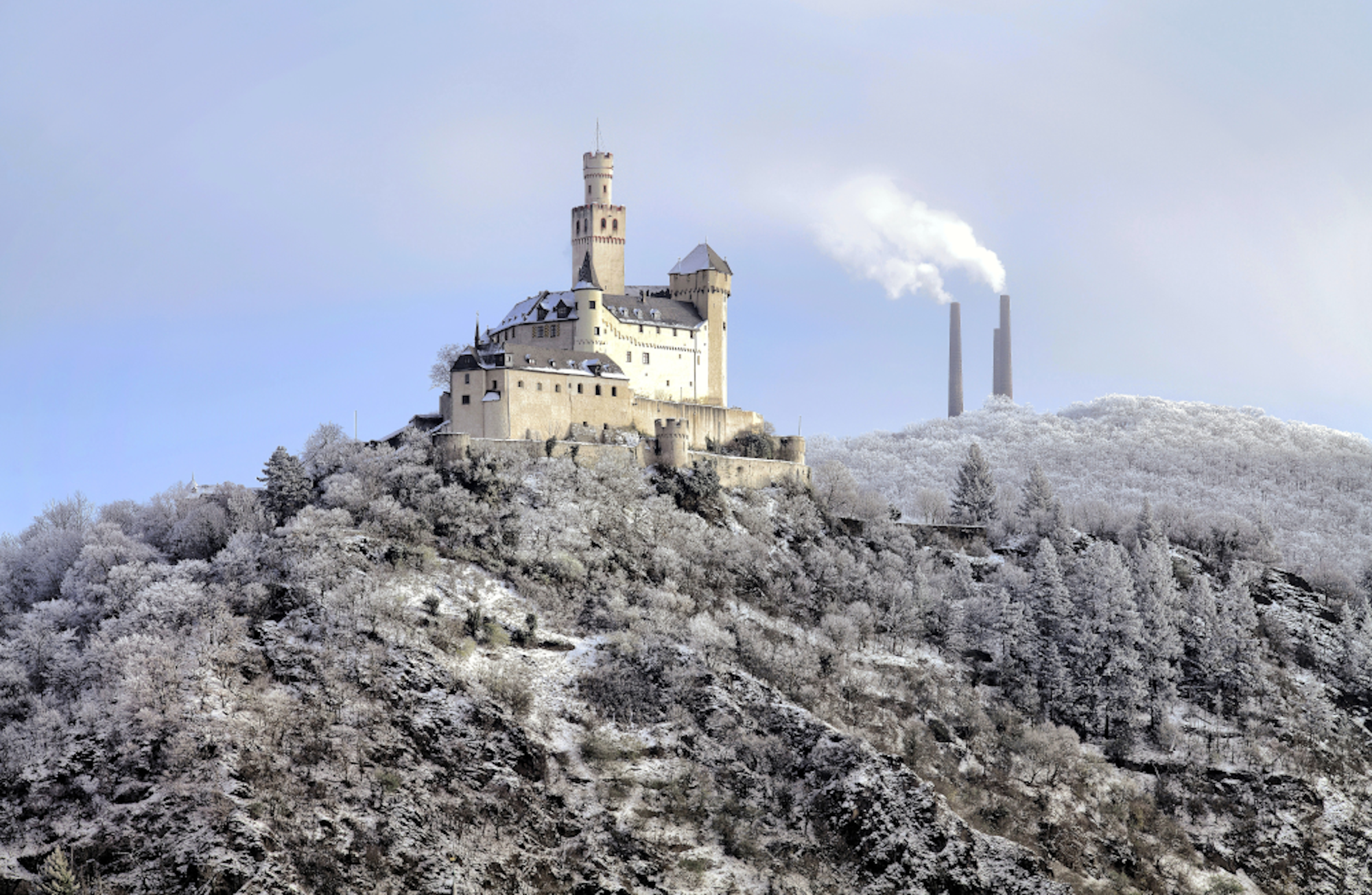 Marksburg im Winter, im Hintergrund rauchende Schornsteine