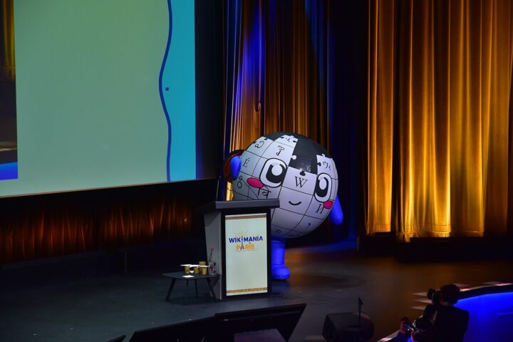 Wikipedia-Maskottchen "Baby Globe" auf der Bühne.