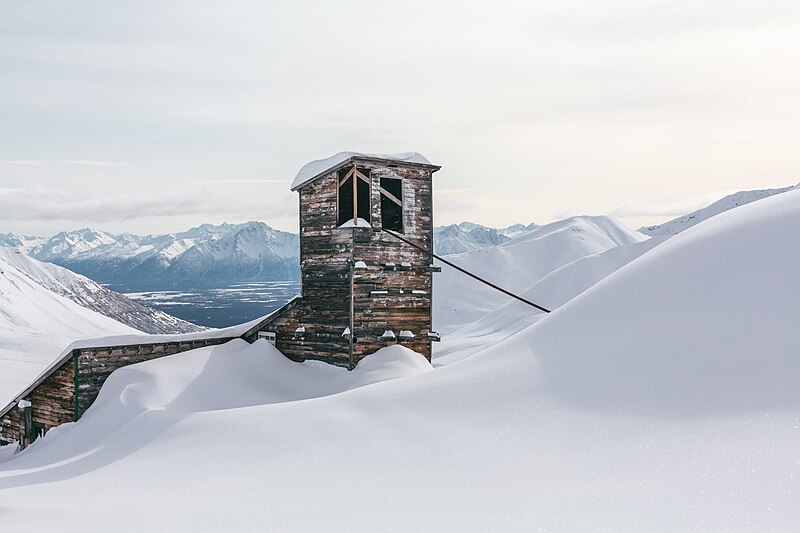 Dieses Bild zeigt eines der historischen Bauwerke, die zu den Independence Mines in den Talkeetna Mountains in Alaska gehören