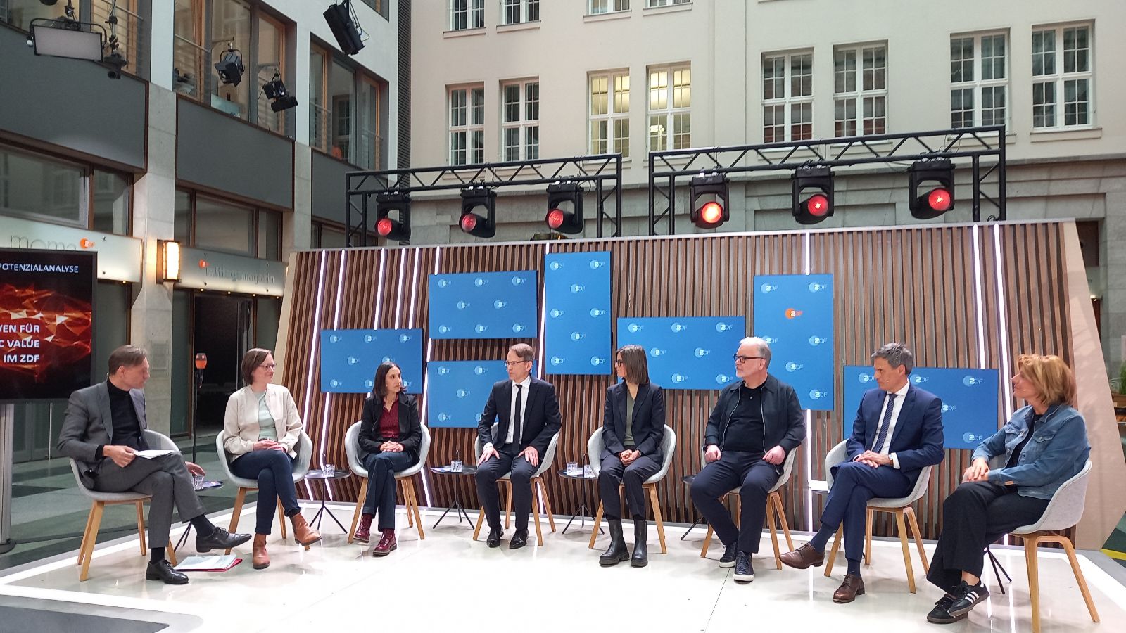 Das Podium bei der Vorstellung der Potenzialanalyse im Zollernhof: Moderator Wulf Schmiese, die Autorinnen und Autoren Prof. Christina Elmer, Prof. Dr. Leyla Dogruel, Prof. Dr. Tobias Gostomzyk, Prof. Dr. Katharina de la Durantaye, Prof. Dr. Frank Lobigs, ZDF-Intendant Dr. Norbert Himmler und die ZDF-Verwaltungsratsvorsitzende Malu Dreyer (v.l.n.r.)