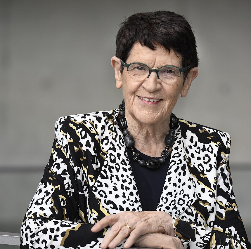 Rita Süssmuth schaut in die Kamera