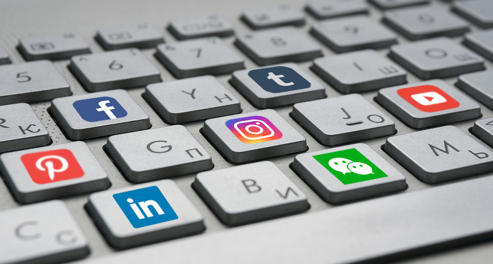 Das Foto zeigt eine Laptoptastatur. Auf einzelnen Tasten sind die Logos von großen digitalen Plattformen zu sehen, wie LinkedIn, Pinterest, Facebook oder Instagram. Foto: Today Testing (For derivative), Social Media Marketing Strategy, CC BY-SA 4.0