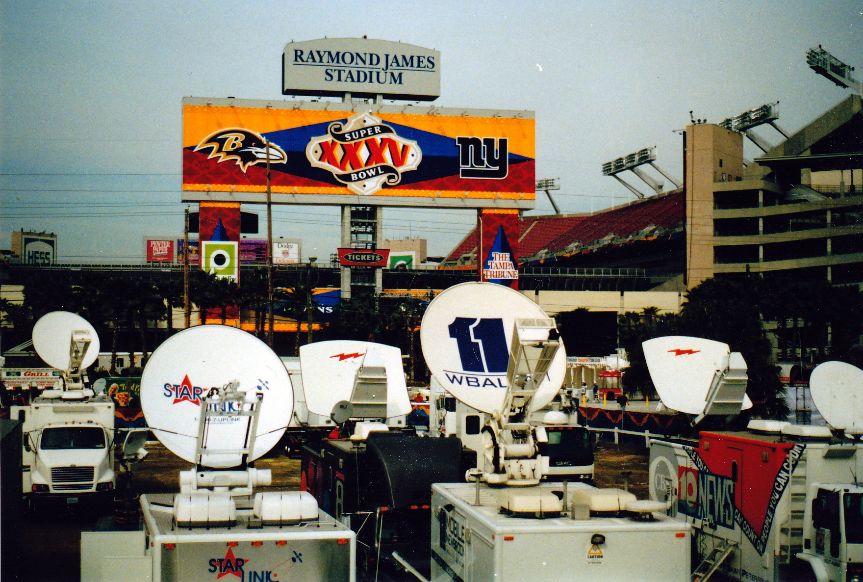 Satellitenschüssel bei dem Super Bowl 2001.