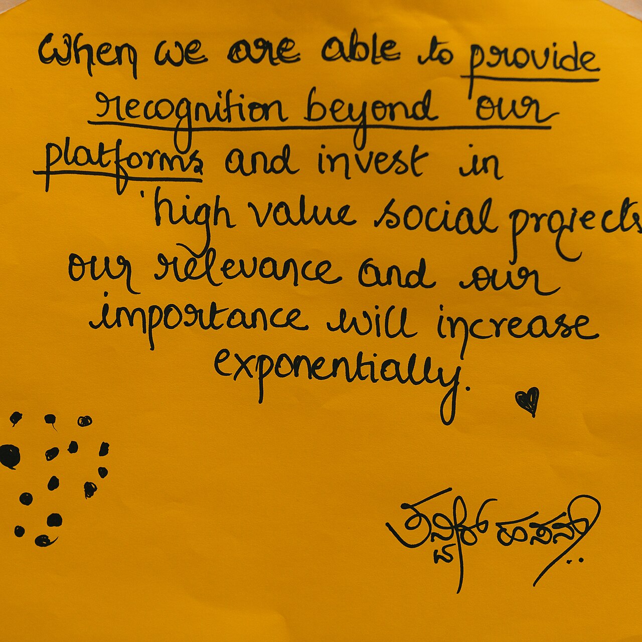 Notizzettel mit Text: "When we are able to provide recognition beyond our platforms and invest in high value social projects our relevance and our importance will increase exponentially."